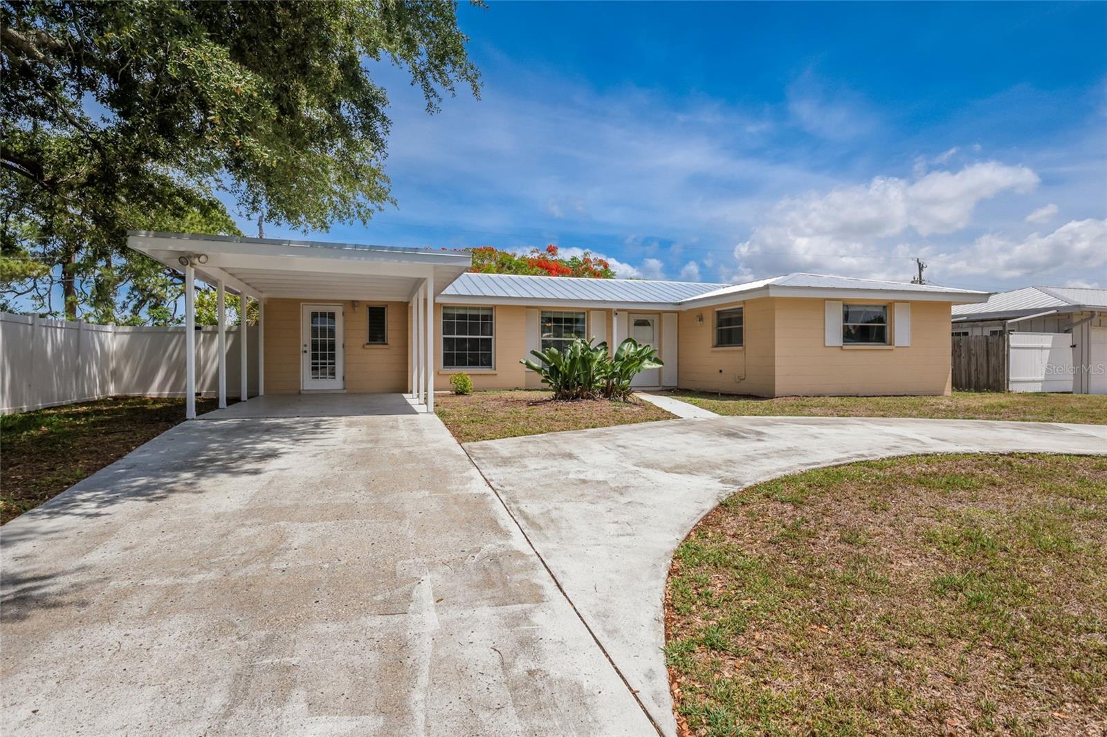 Single Family Residence in SARASOTA, FL - Daniel Dourado