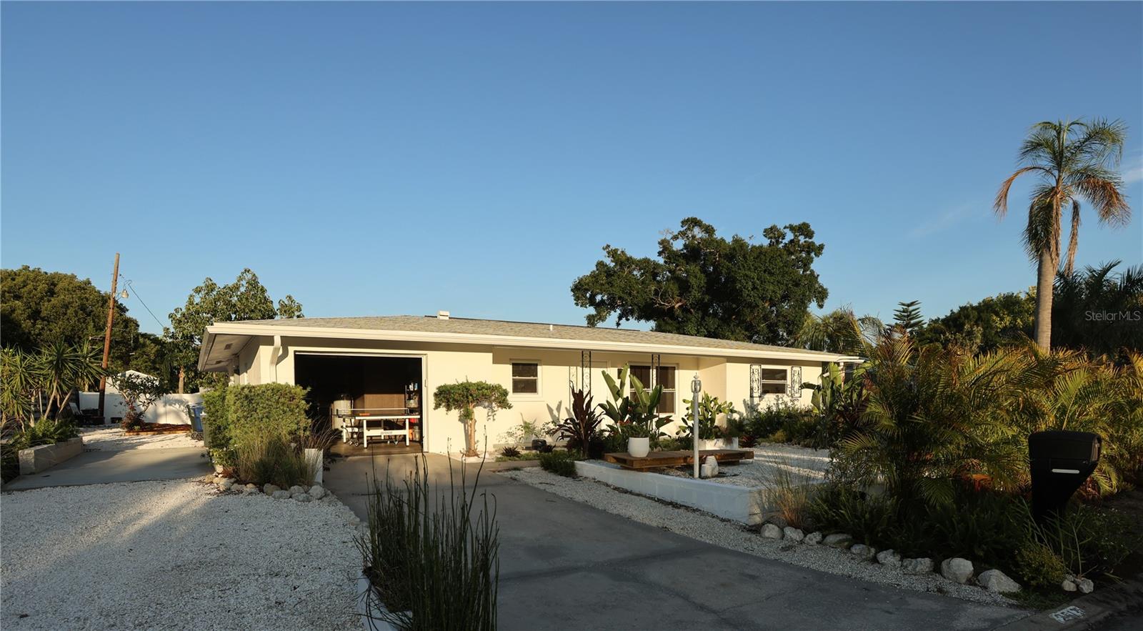 Single Family Residence in SARASOTA, FL - Daniel Dourado