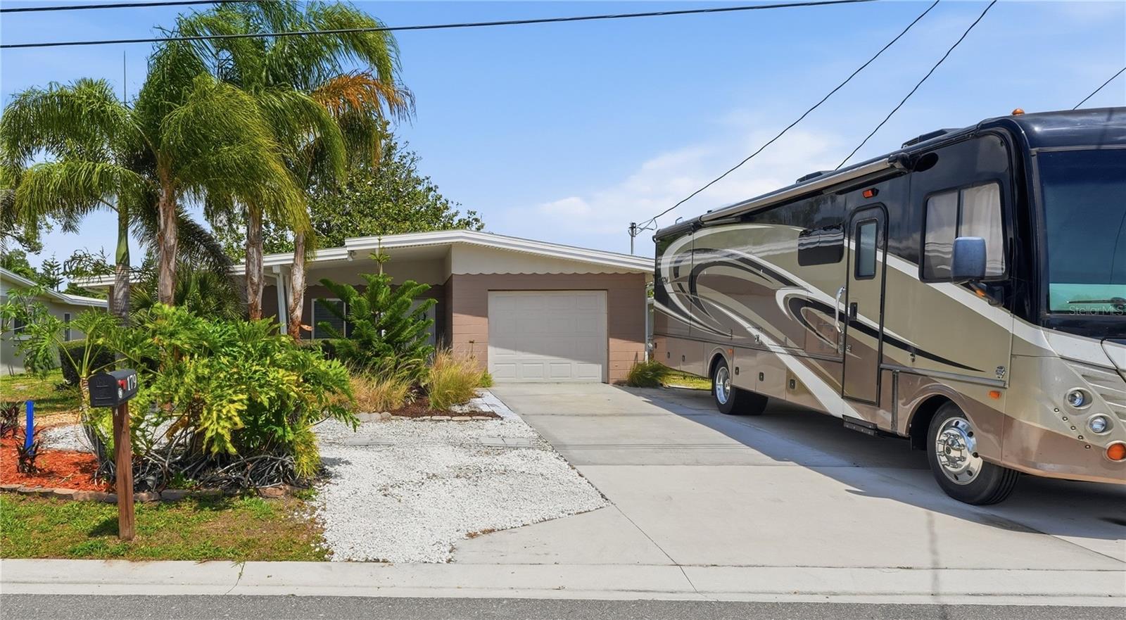 Single Family Residence in PALM HARBOR, FL - Daniel Dourado