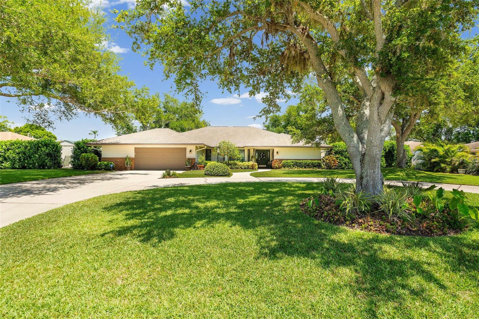 Single Family Residence in BRADENTON, FL - Daniel Dourado