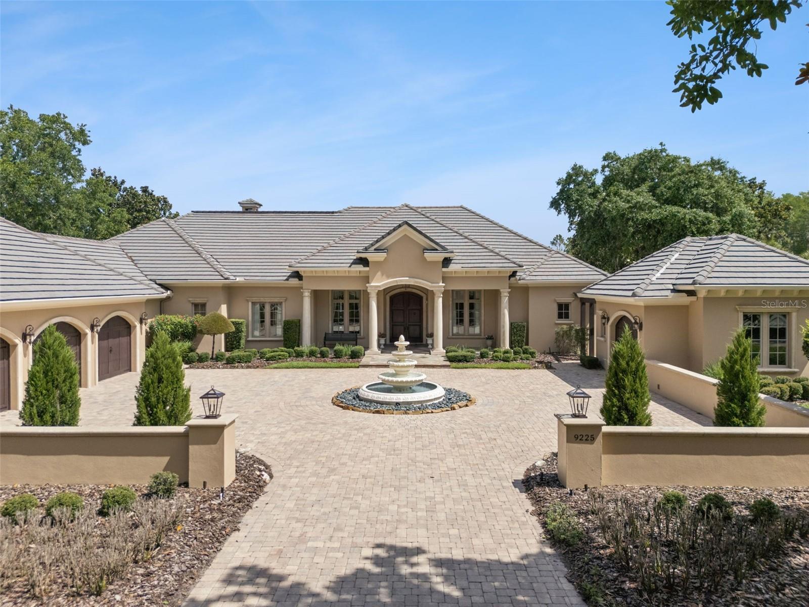 Single Family Residence in ORLANDO, FL - Daniel Dourado