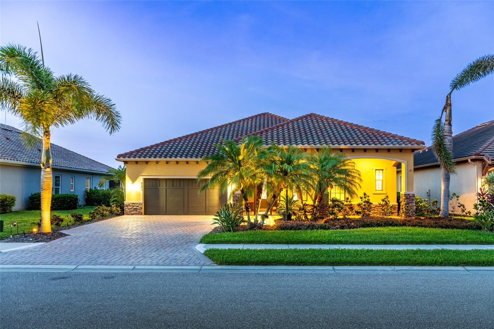 Single Family Residence in BRADENTON, FL - Daniel Dourado