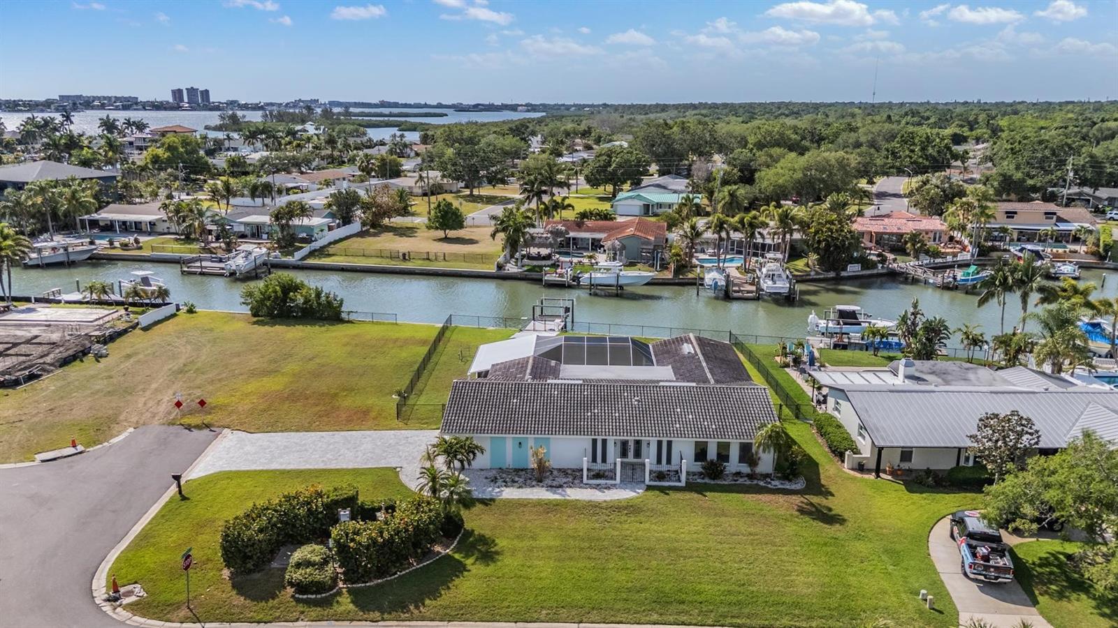 Single Family Residence in SEMINOLE, FL - Daniel Dourado