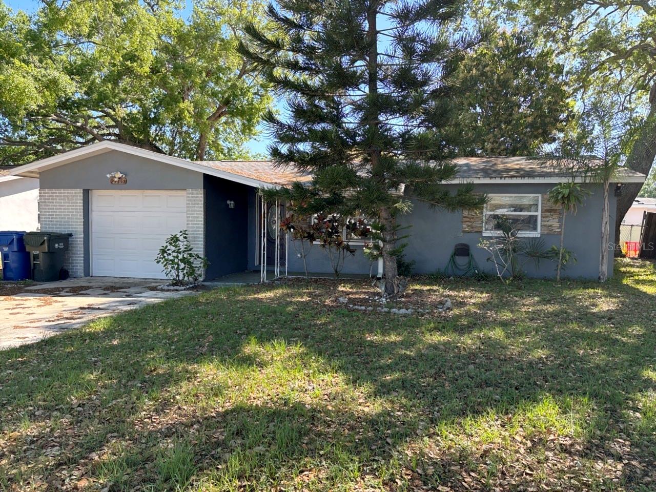 Single Family Residence in LARGO, FL - Daniel Dourado