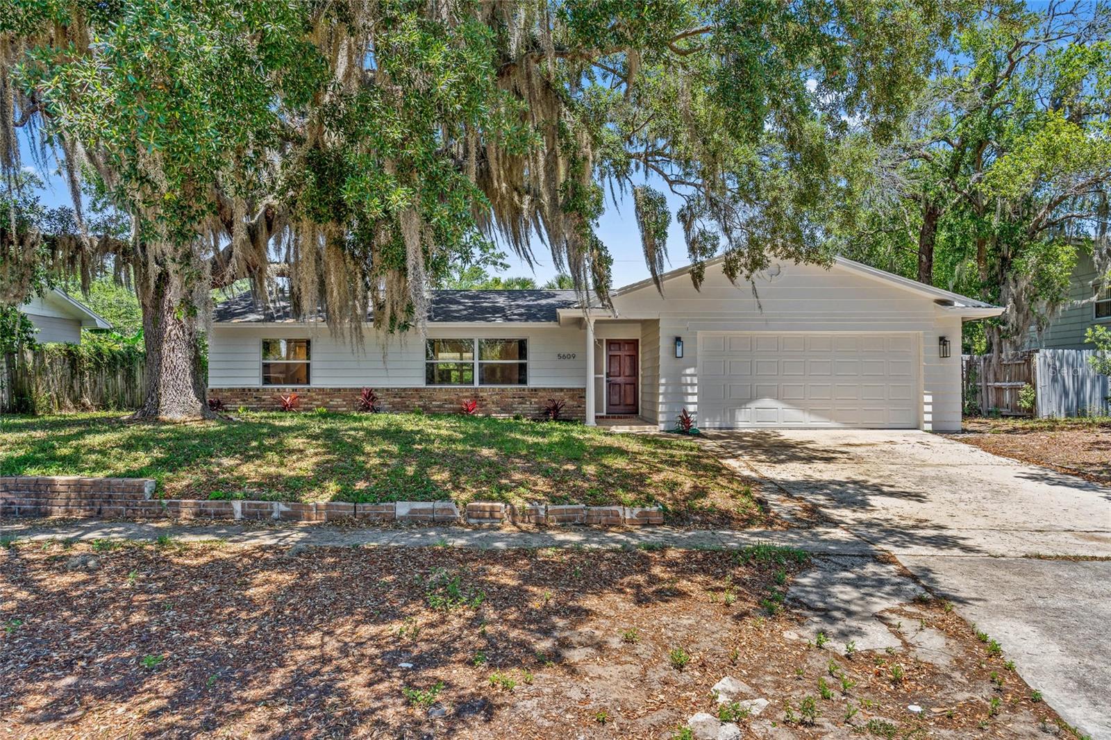 Single Family Residence in ORLANDO, FL - Daniel Dourado