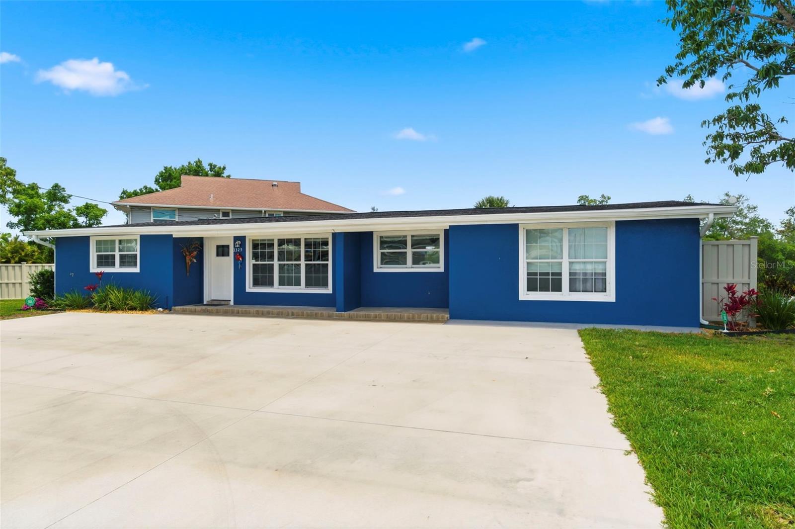 Single Family Residence in RUSKIN, FL - Daniel Dourado