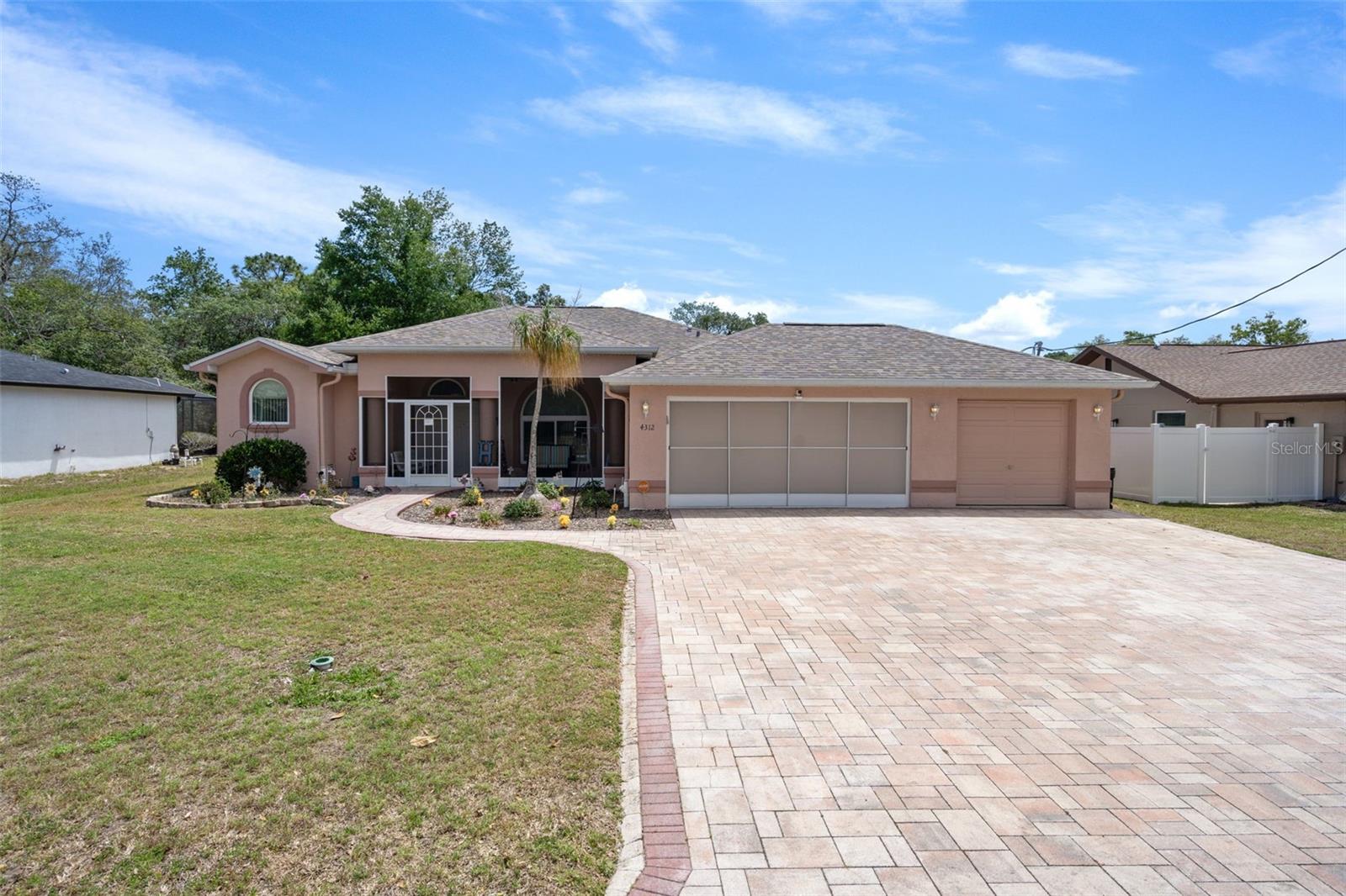 Single Family Residence em SPRING HILL, FL - Daniel Dourado