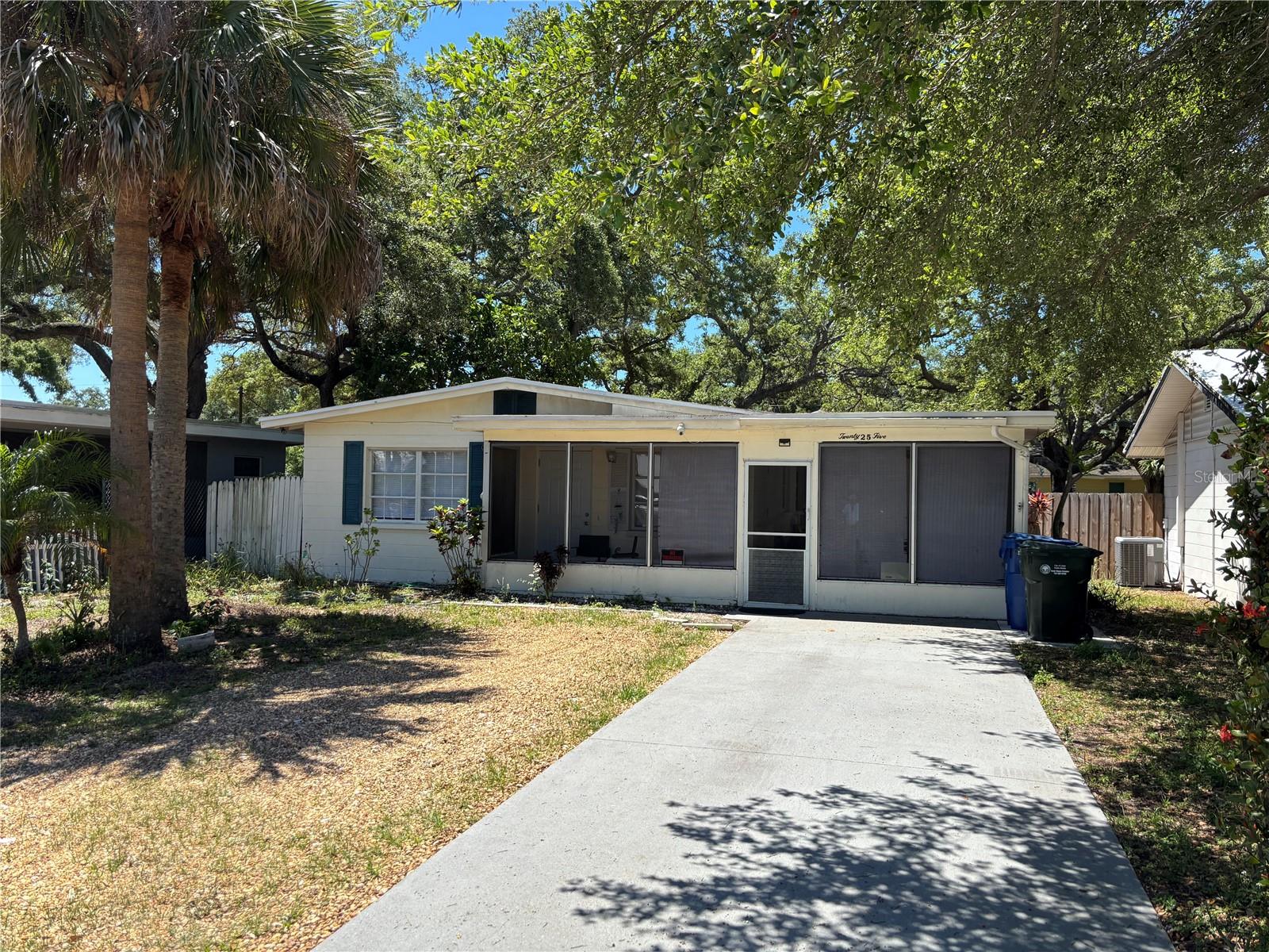Single Family Residence in LARGO, FL - Daniel Dourado