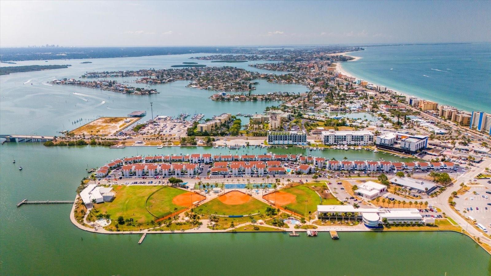 Condominium em MADEIRA BEACH, FL - Daniel Dourado