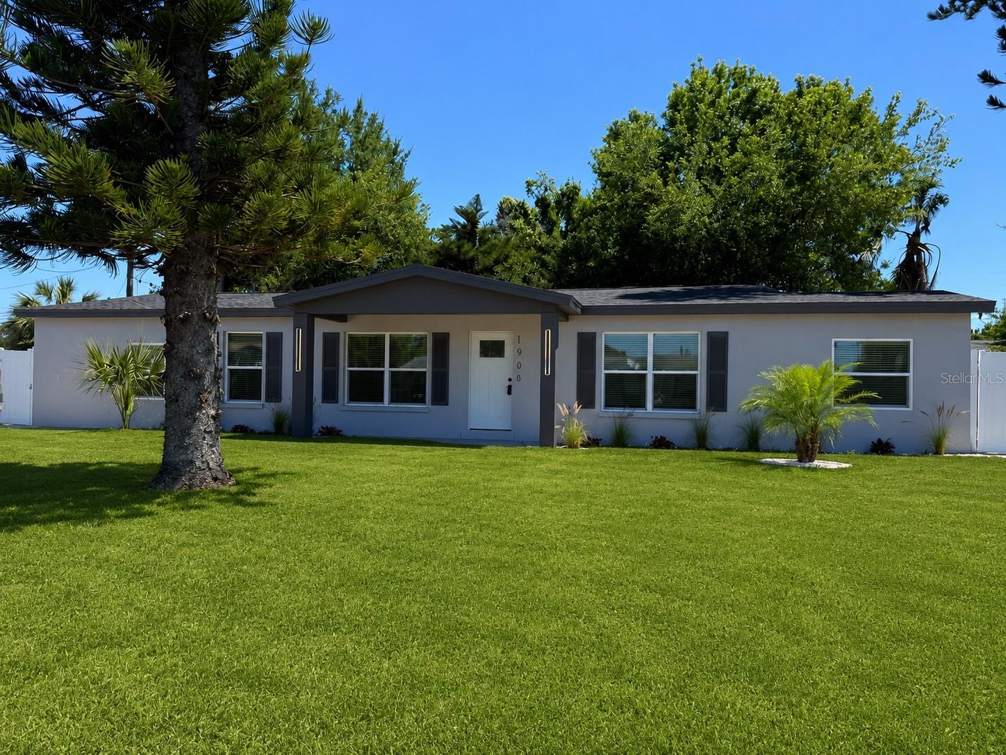 Single Family Residence in BRADENTON, FL - Daniel Dourado