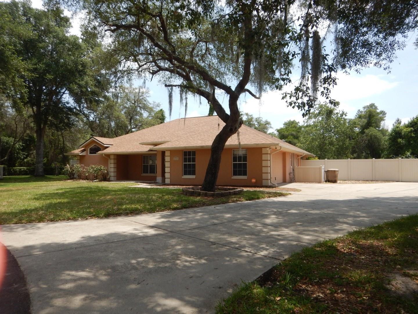 Single Family Residence in LEESBURG, FL - Daniel Dourado