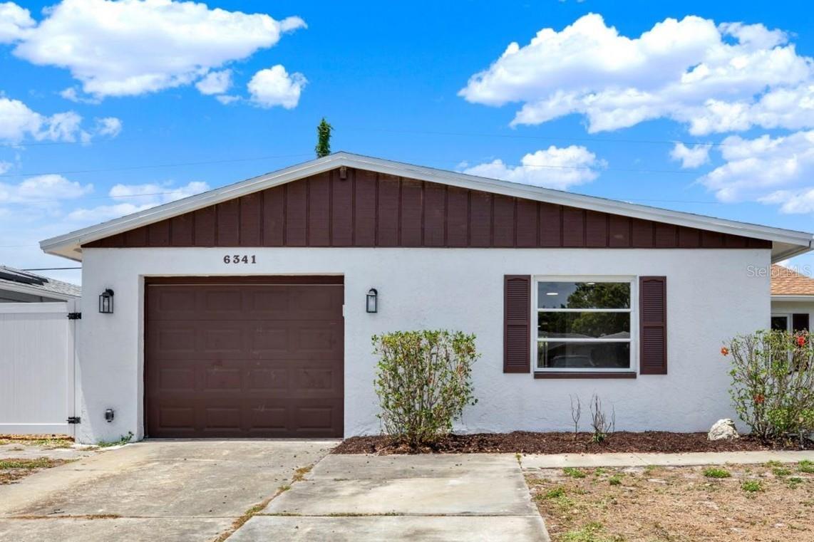 Single Family Residence in PINELLAS PARK, FL - Daniel Dourado