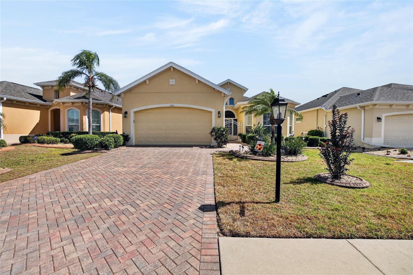 Single Family Residence in SUN CITY CENTER, FL - Daniel Dourado