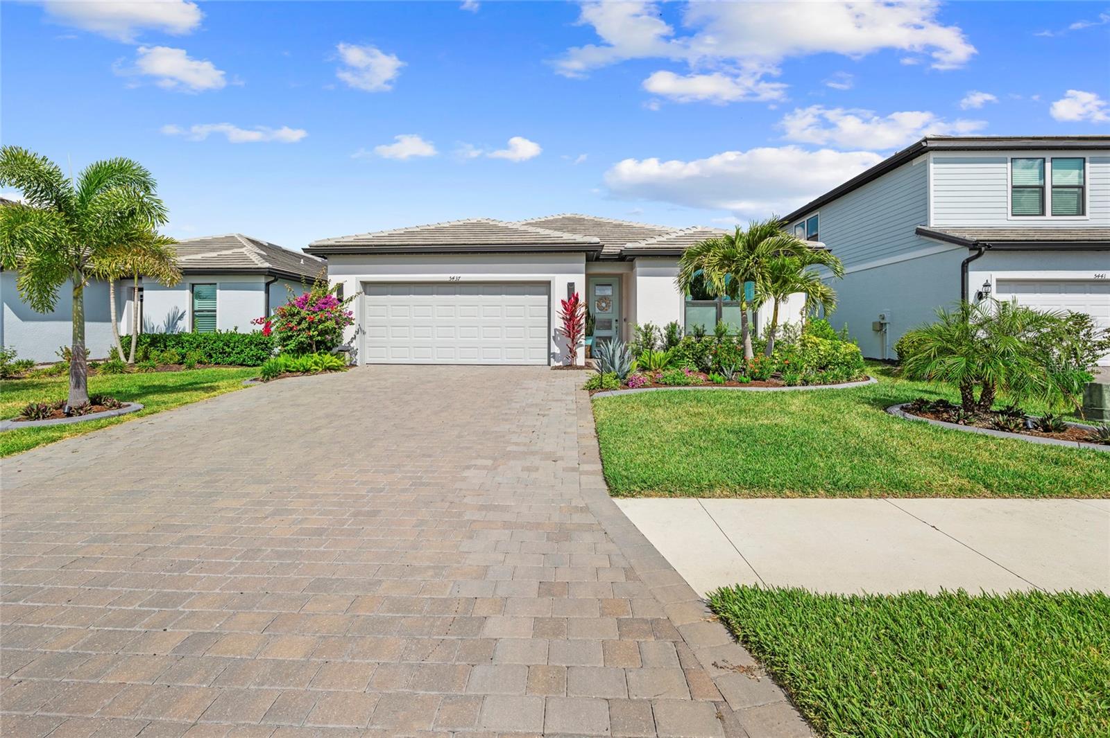 Single Family Residence in BRADENTON, FL - Daniel Dourado