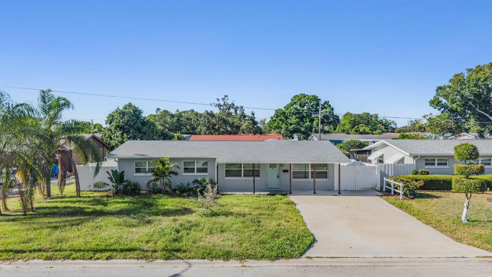 Single Family Residence em ST PETERSBURG, FL - Daniel Dourado