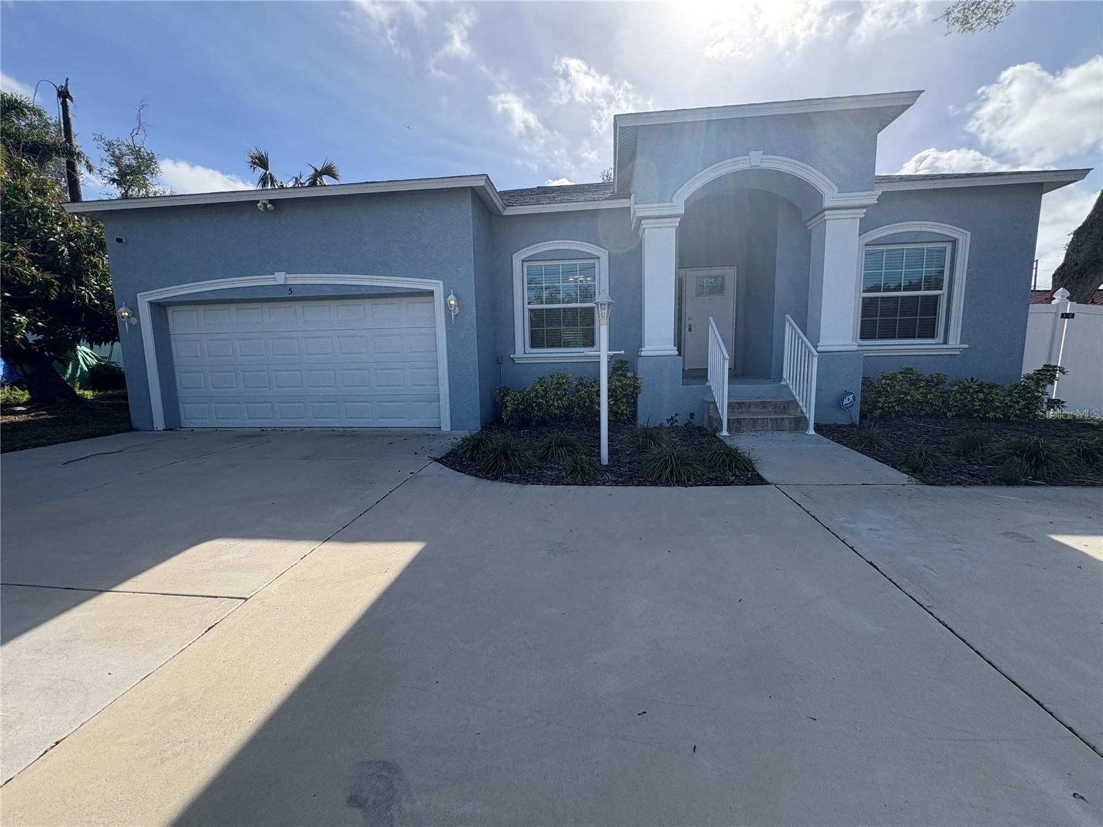 Single Family Residence in SEMINOLE, FL - Daniel Dourado
