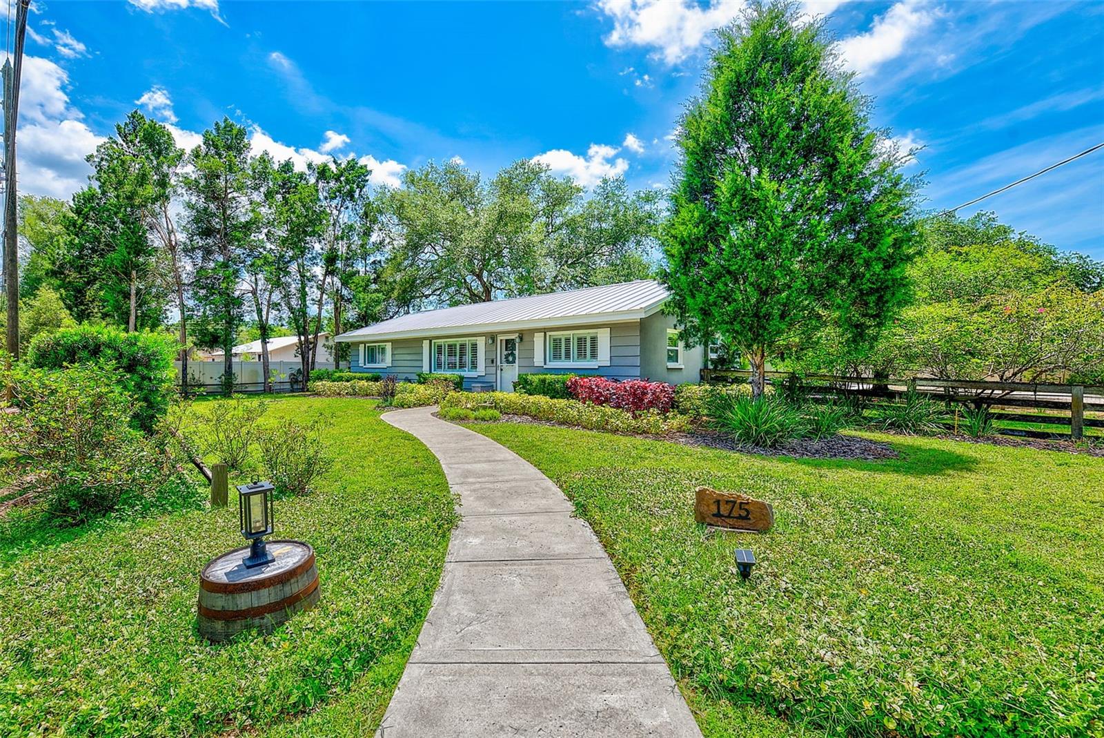 Single Family Residence in PALM HARBOR, FL - Daniel Dourado