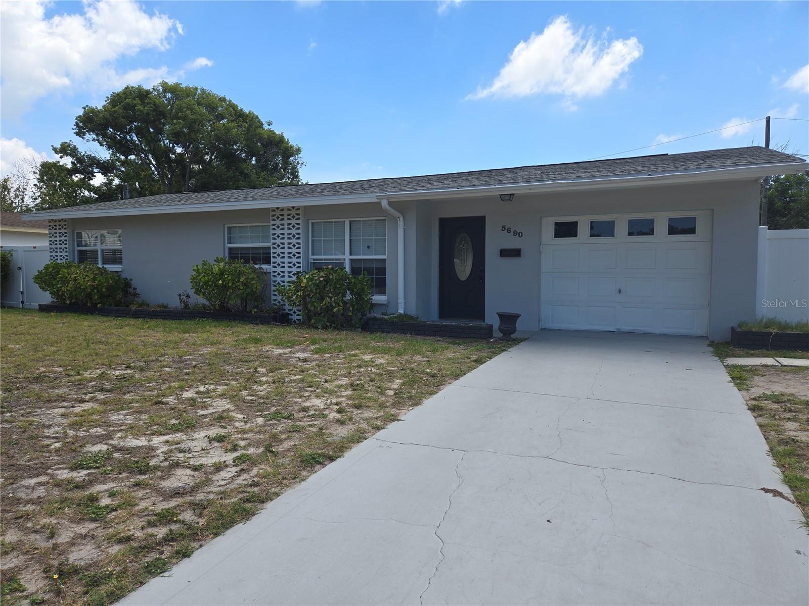 Single Family Residence in ST PETERSBURG, FL - Daniel Dourado