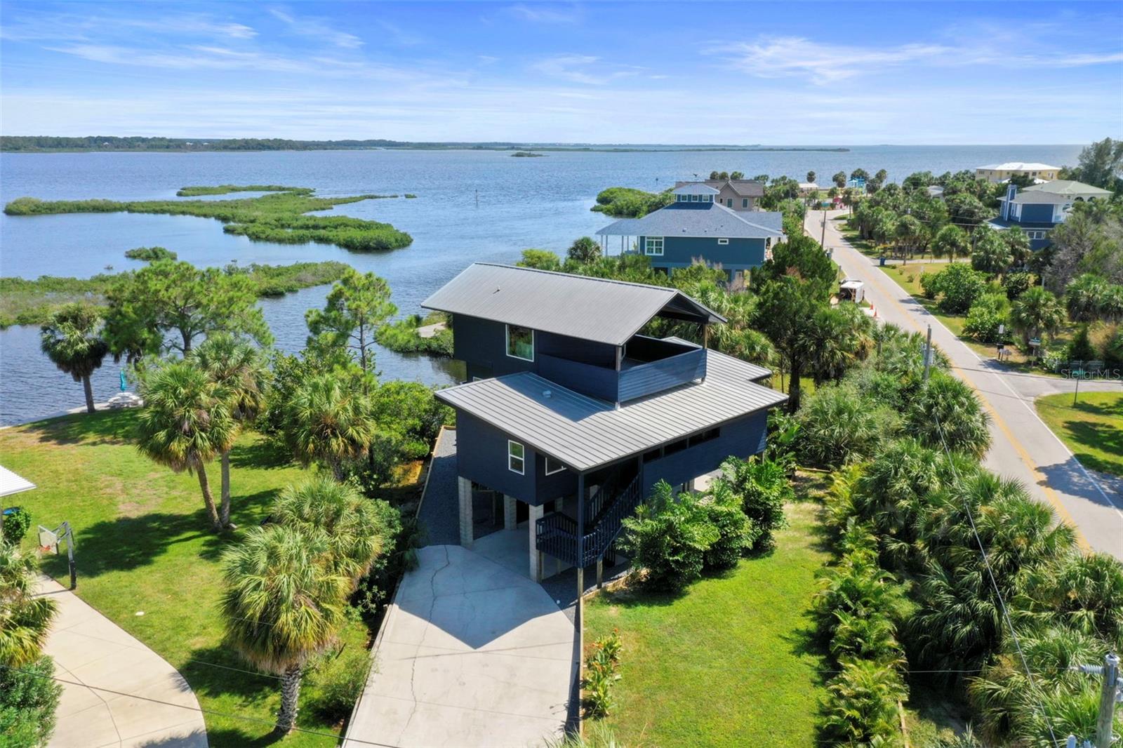 Single Family Residence in WEEKI WACHEE, FL - Daniel Dourado