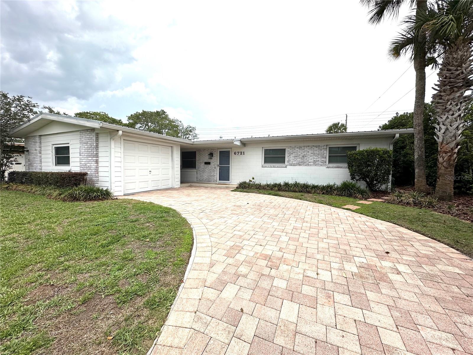 Single Family Residence in ORLANDO, FL - Daniel Dourado