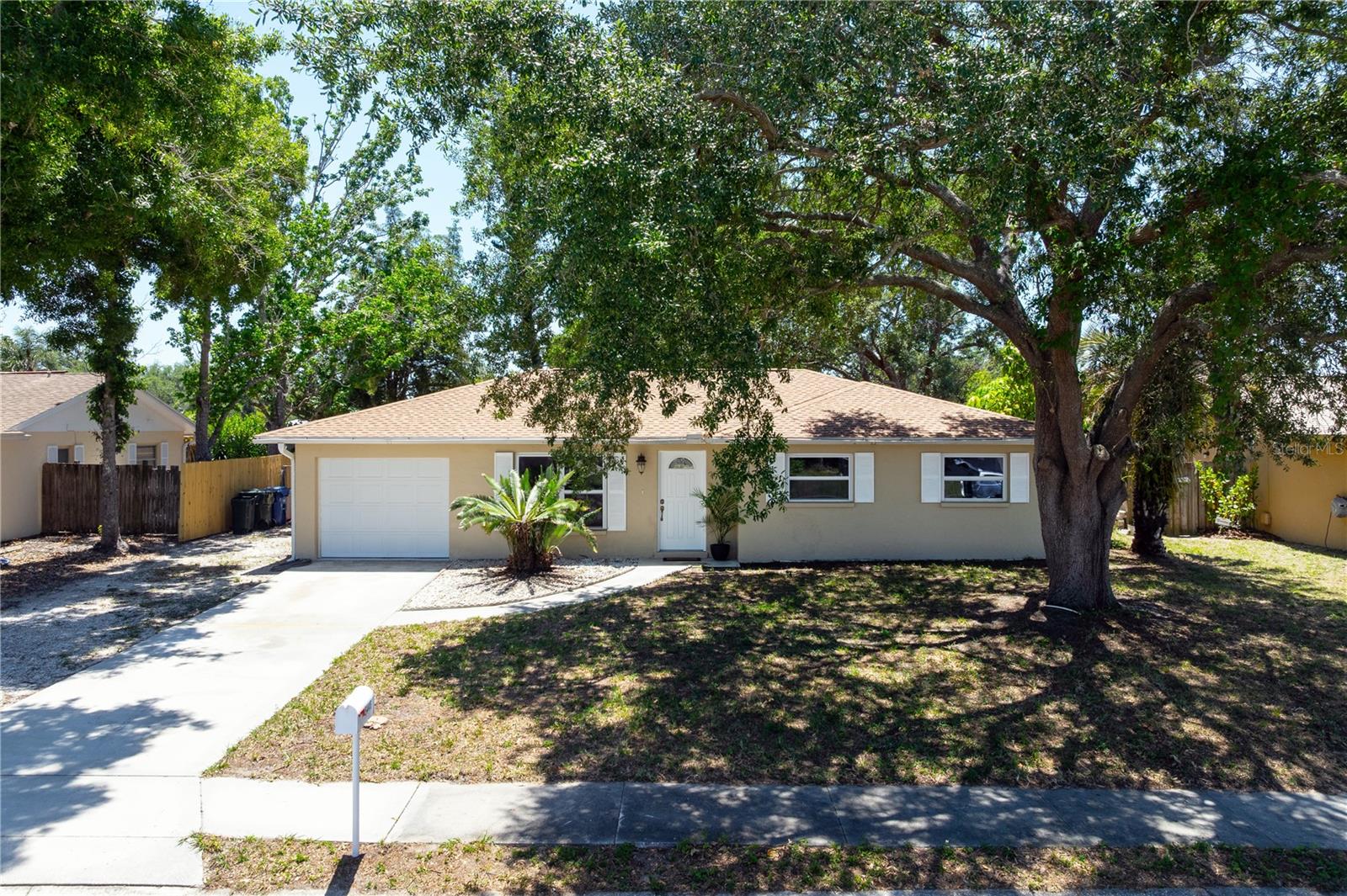 Single Family Residence in SARASOTA, FL - Daniel Dourado