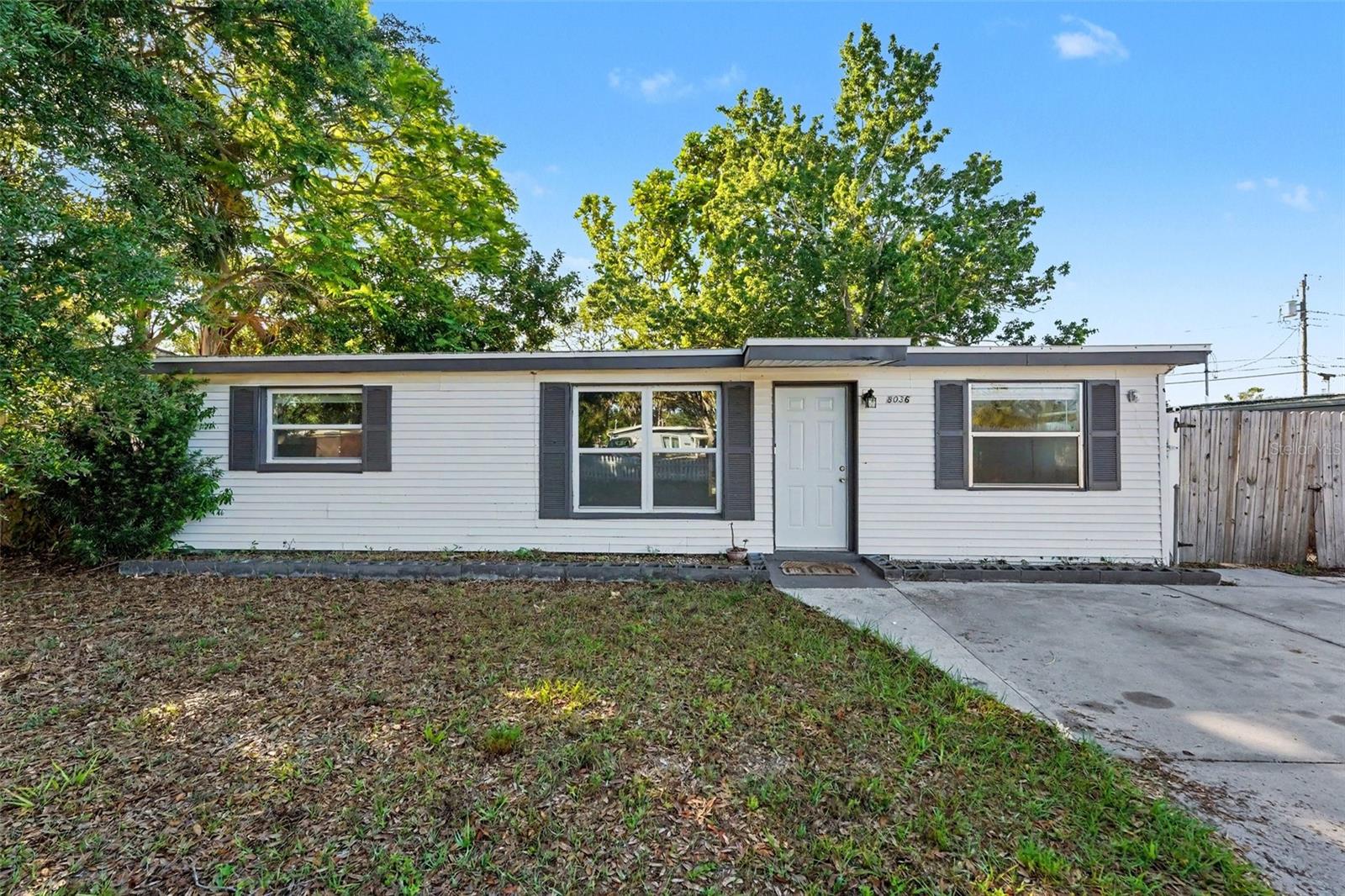 Single Family Residence in SEMINOLE, FL - Daniel Dourado