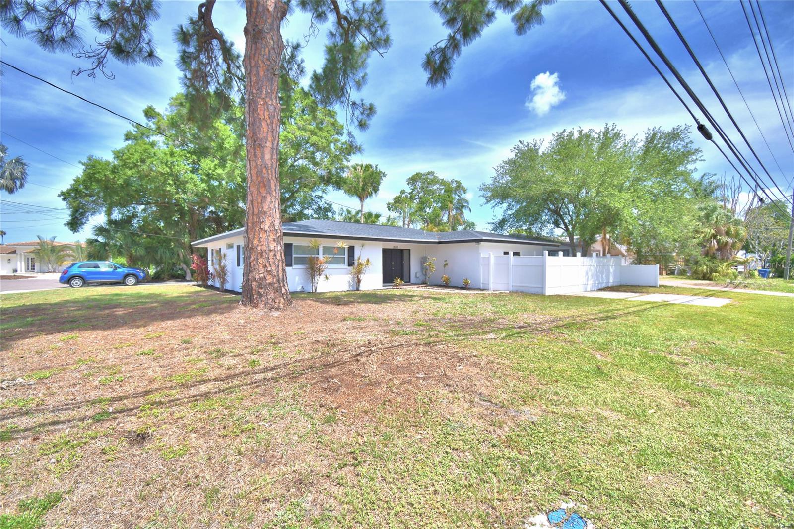 Single Family Residence in LARGO, FL - Daniel Dourado