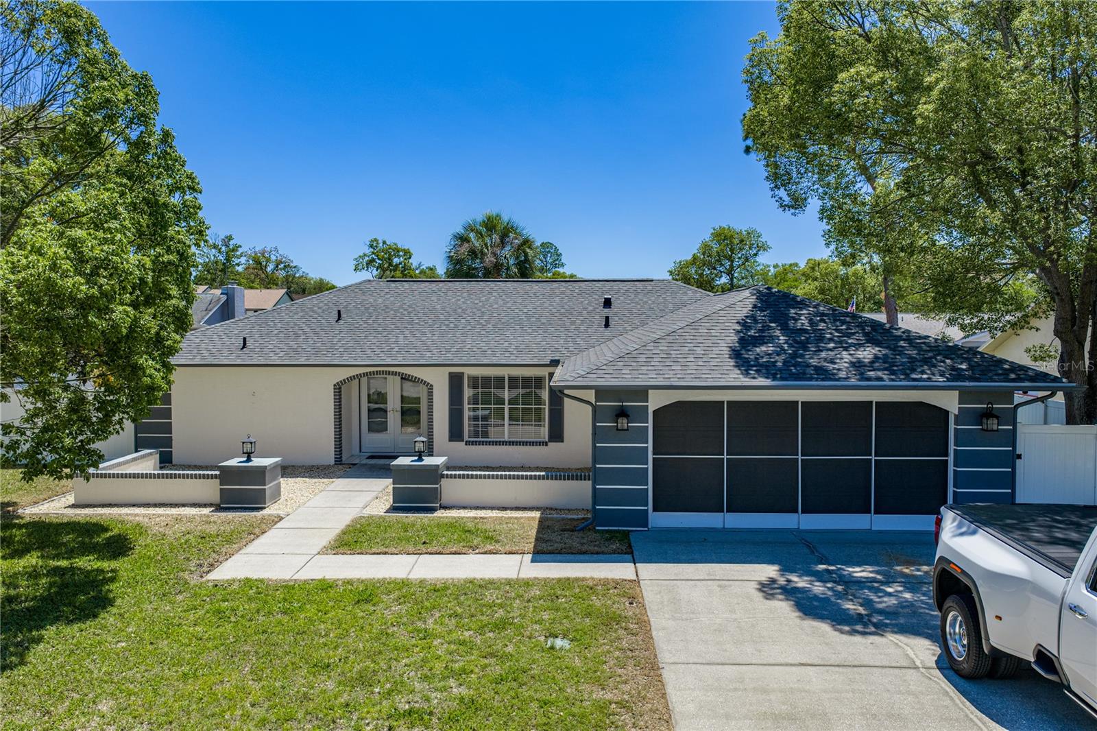 Single Family Residence in WEEKI WACHEE, FL - Daniel Dourado