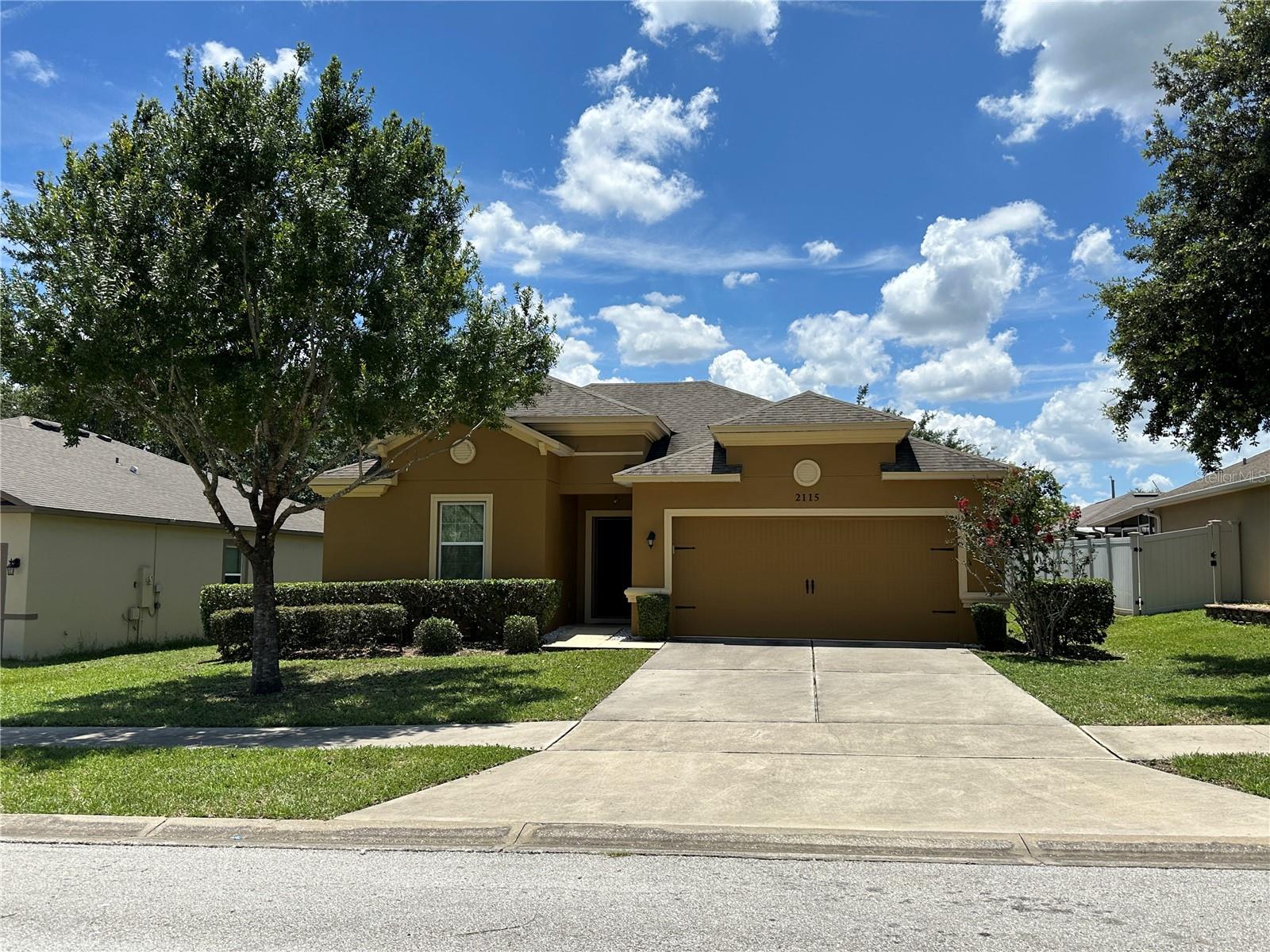 Single Family Residence in LEESBURG, FL - Daniel Dourado