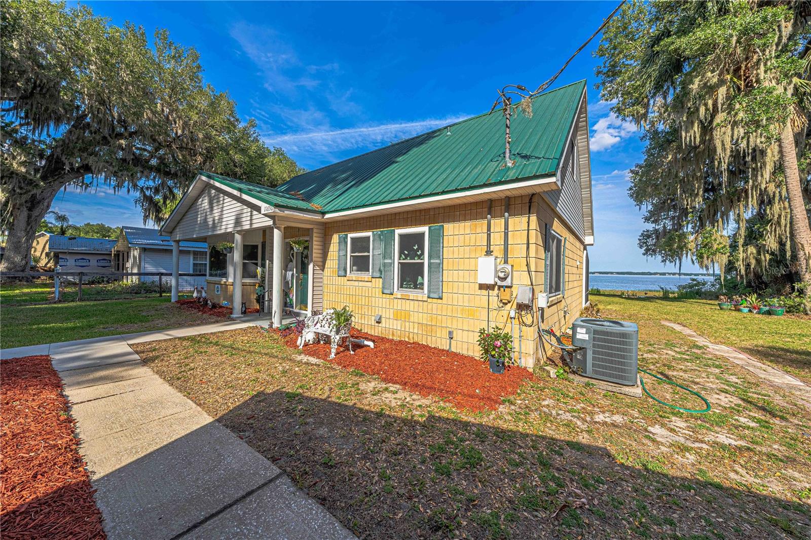 Single Family Residence in OCKLAWAHA, FL - Daniel Dourado