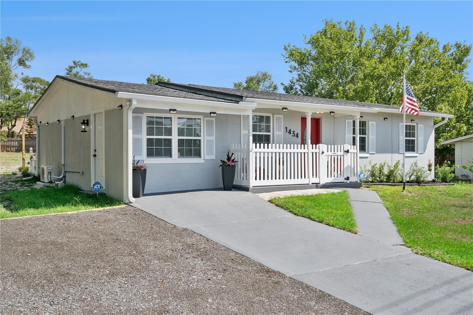Single Family Residence in DELTONA, FL - Daniel Dourado