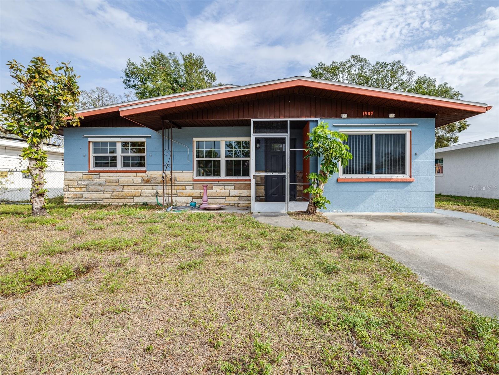 Single Family Residence in BRADENTON, FL - Daniel Dourado