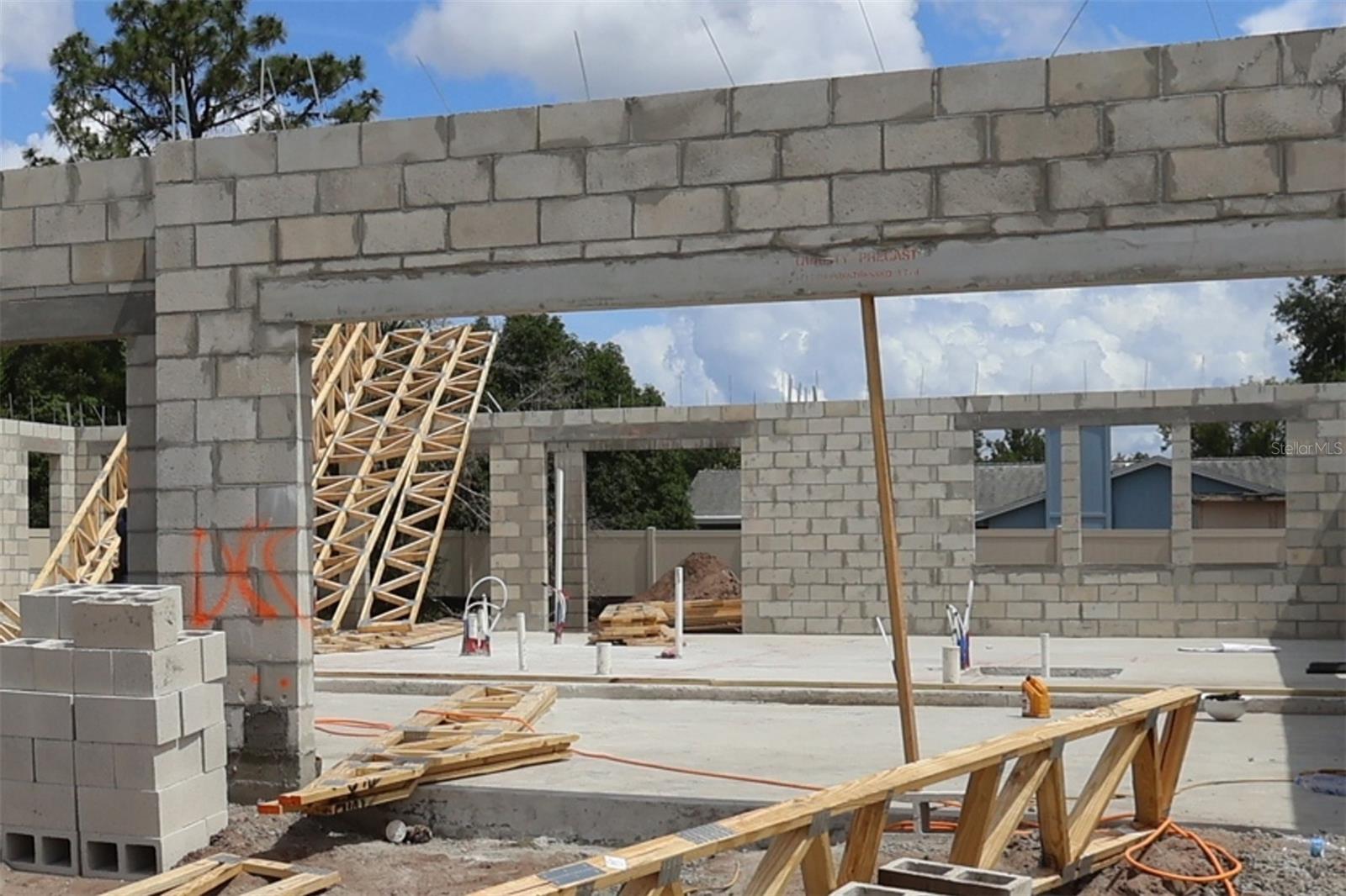 Single Family Residence in OVIEDO, FL - Daniel Dourado