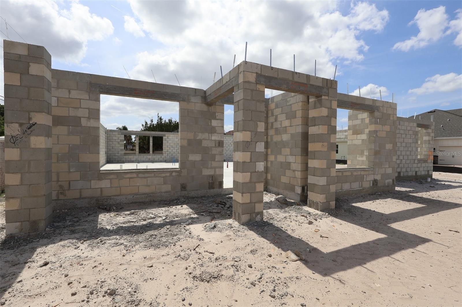 Single Family Residence in OVIEDO, FL - Daniel Dourado