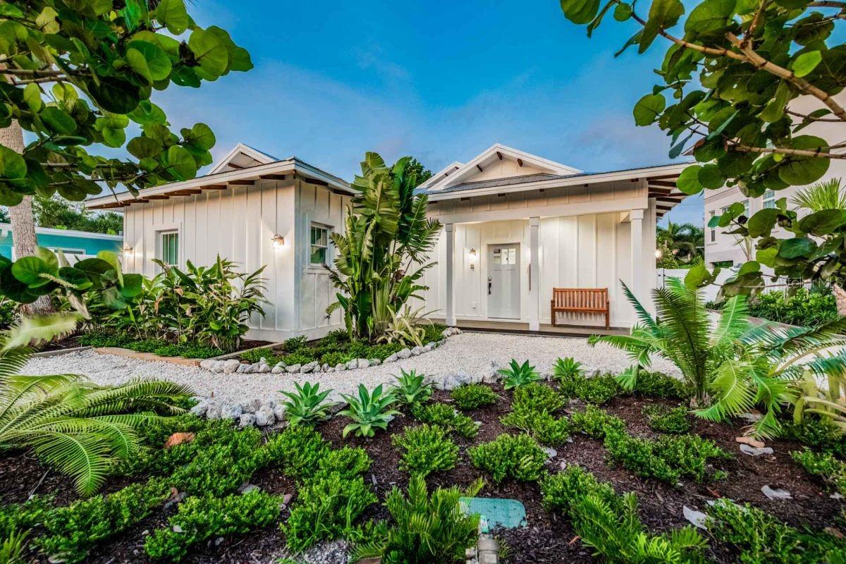 Single Family Residence in SARASOTA, FL - Daniel Dourado