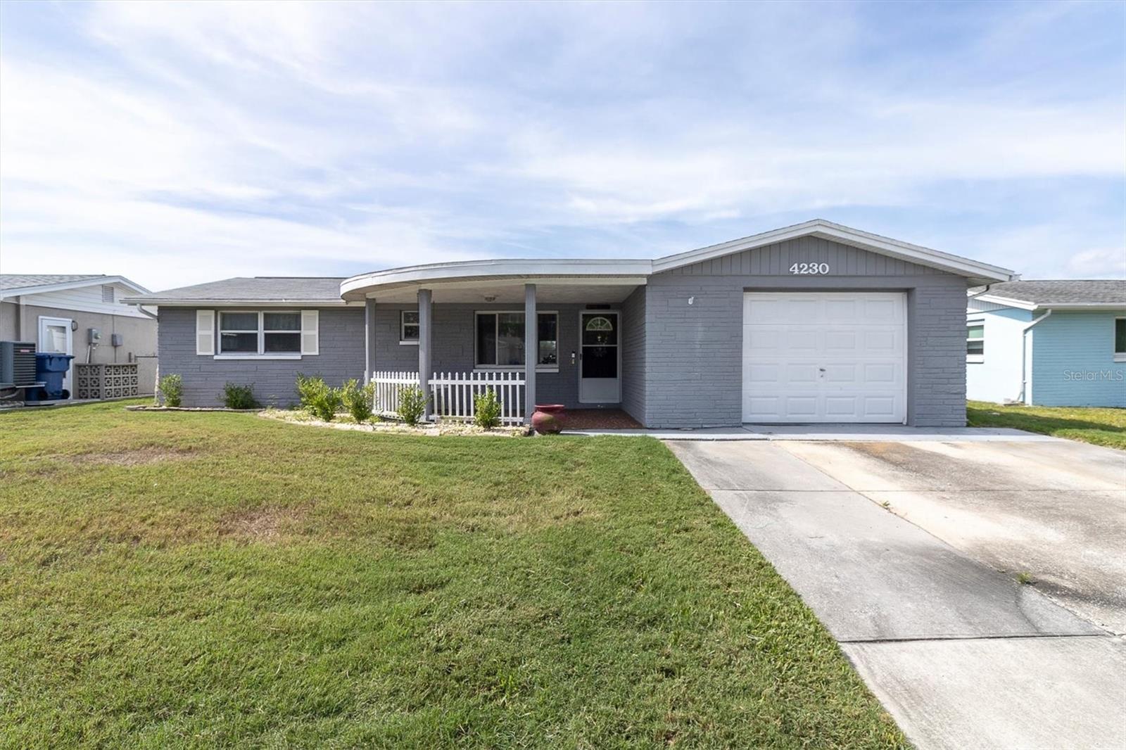 Single Family Residence in HOLIDAY, FL - Daniel Dourado