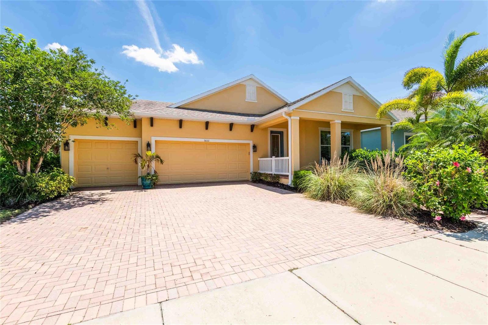 Single Family Residence in APOLLO BEACH, FL - Daniel Dourado