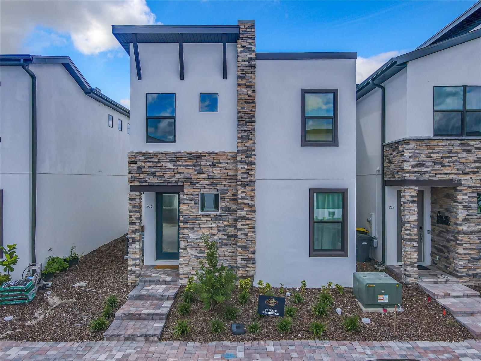 Single Family Residence in DAVENPORT, FL - Daniel Dourado