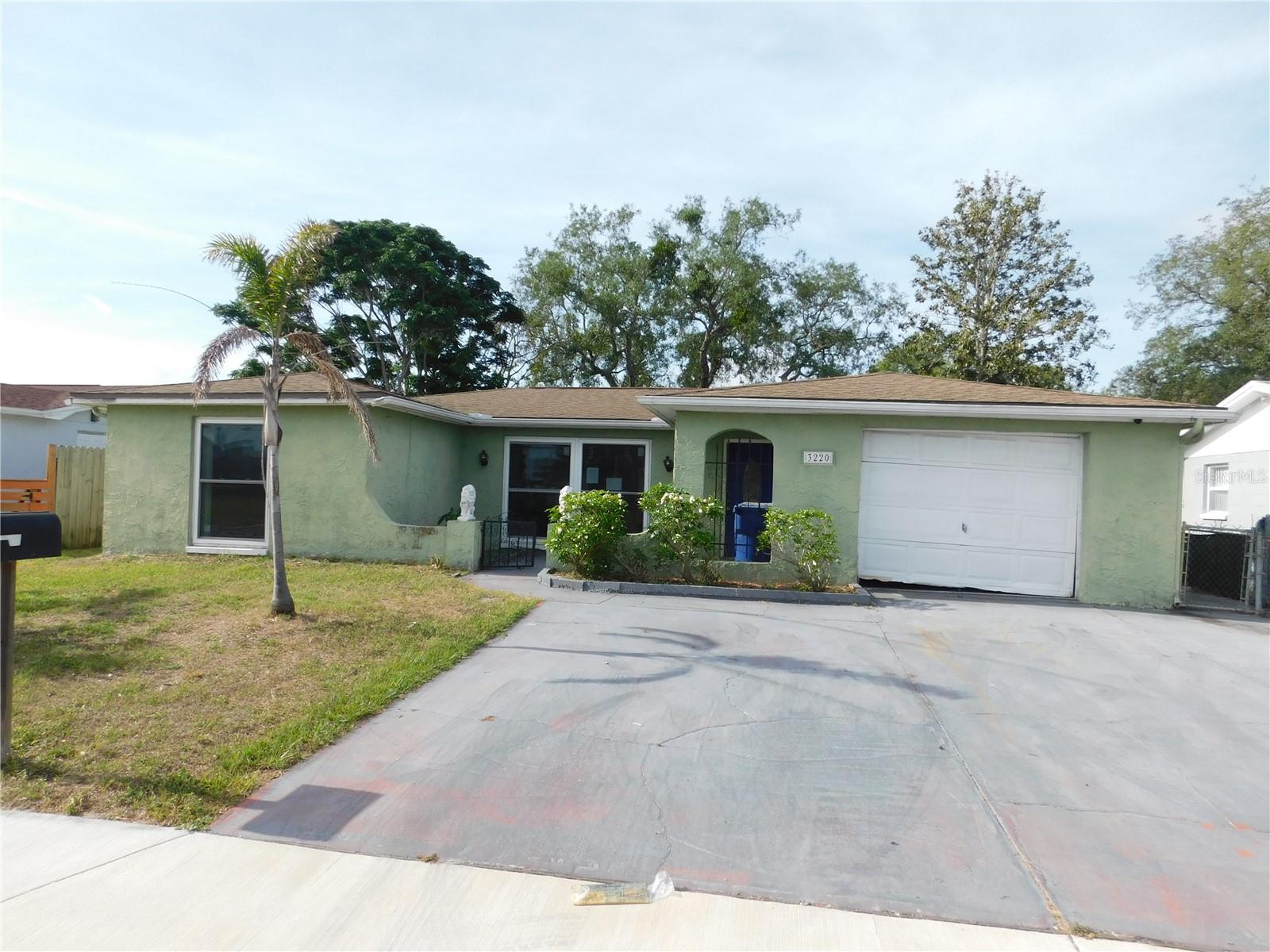 Single Family Residence in HOLIDAY, FL - Daniel Dourado
