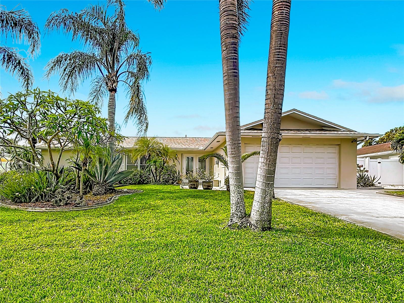 Single Family Residence in LARGO, FL - Daniel Dourado