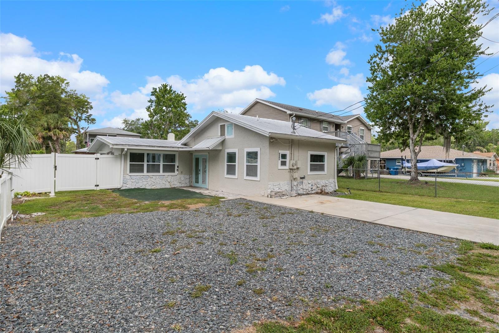 Single Family Residence in WEEKI WACHEE, FL - Daniel Dourado