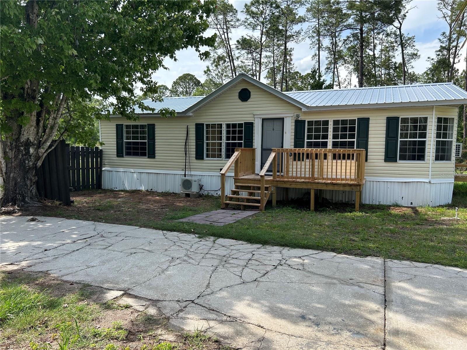 Single Family Residence in DELAND, FL - Daniel Dourado