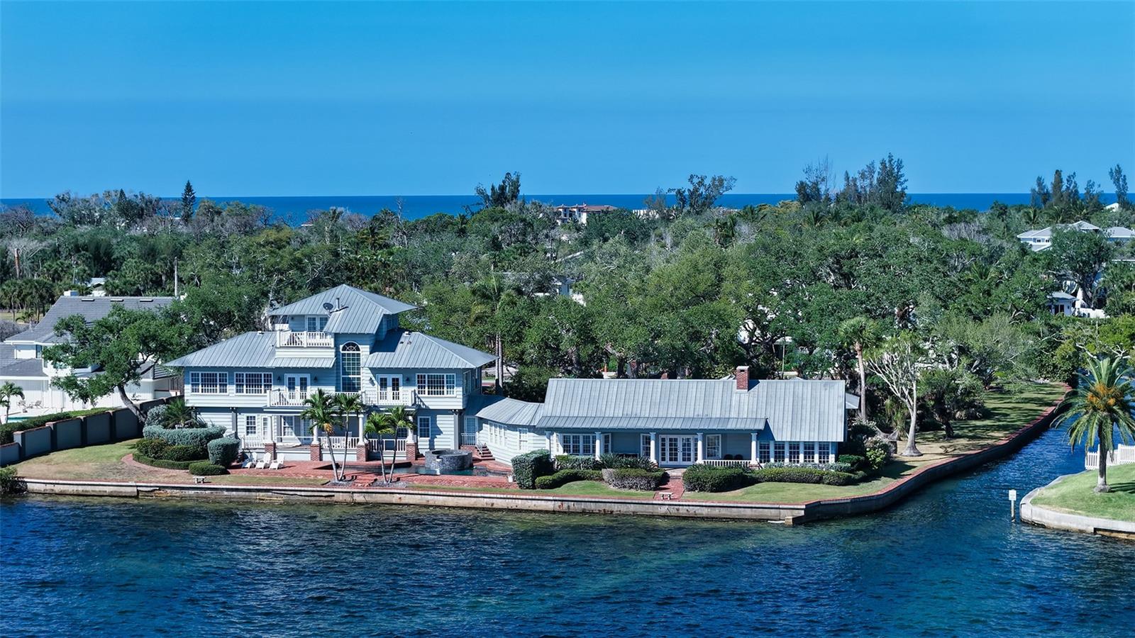 Single Family Residence in SARASOTA, FL - Daniel Dourado