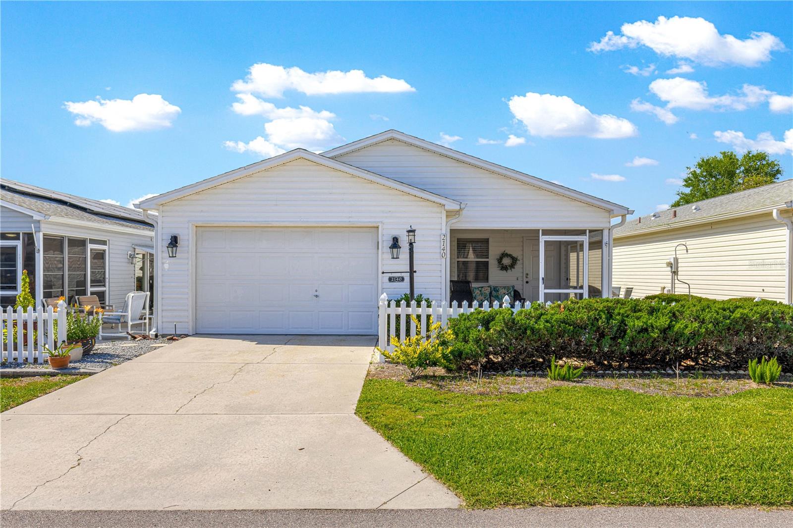Single Family Residence in LADY LAKE, FL - Daniel Dourado