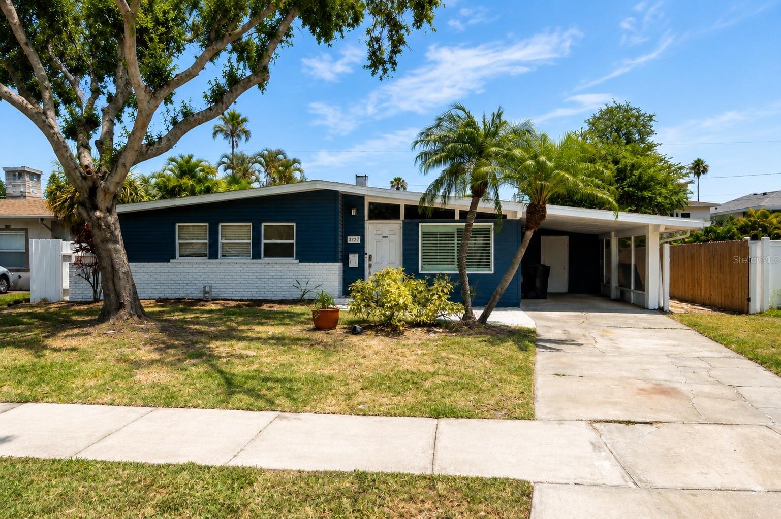 Single Family Residence em ST PETERSBURG, FL - Daniel Dourado