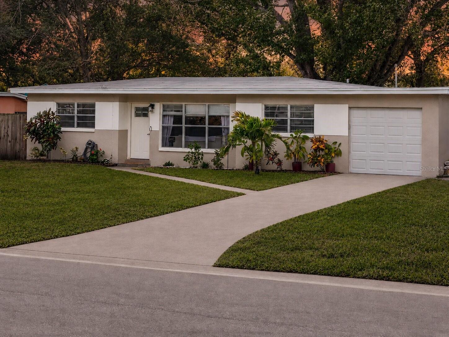 Single Family Residence in SEMINOLE, FL - Daniel Dourado