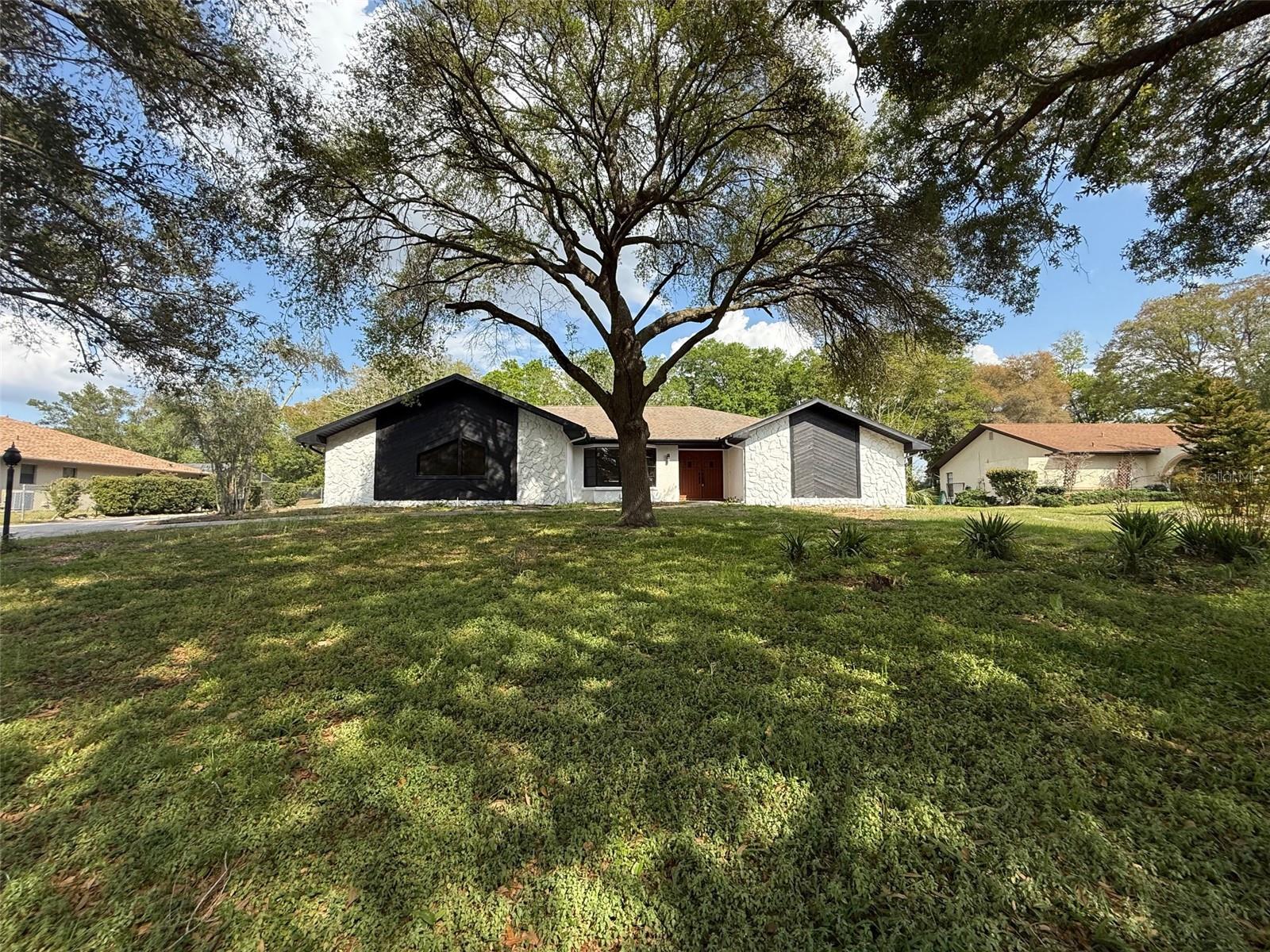 Single Family Residence in WEEKI WACHEE, FL - Daniel Dourado