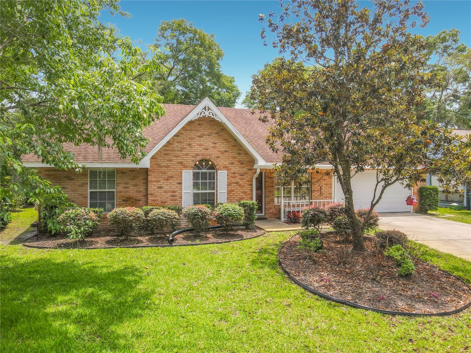 Single Family Residence in DELAND, FL - Daniel Dourado