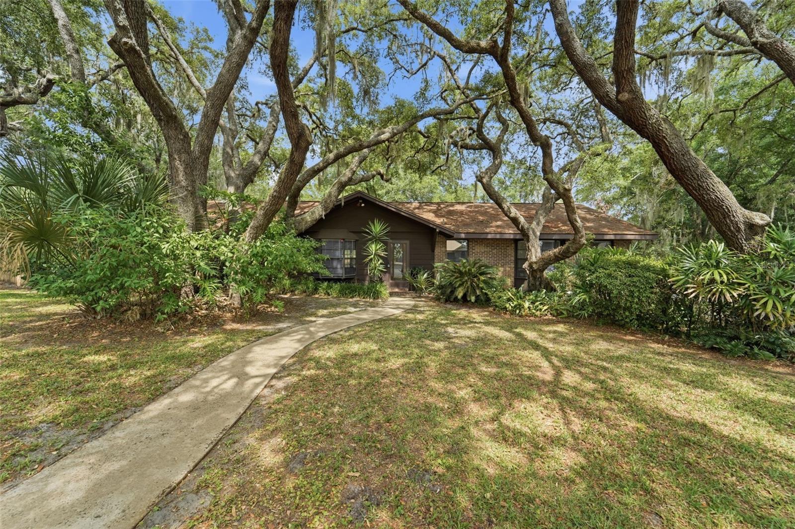 Single Family Residence in DELAND, FL - Daniel Dourado
