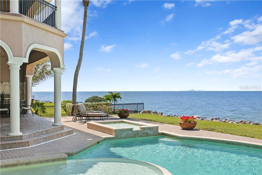 Single Family Residence in APOLLO BEACH, FL - Daniel Dourado